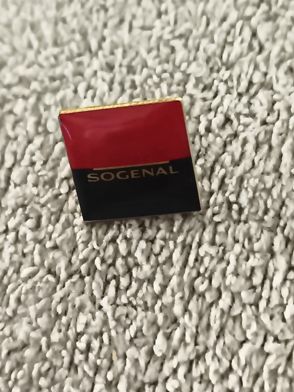 Pin's vintage SOGENAL carré rouge noir, badge ancien logo banque (Ref 2)