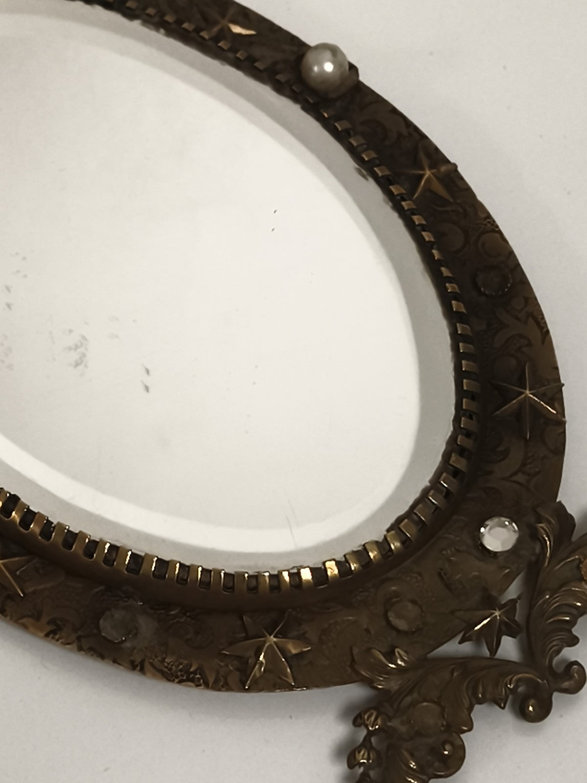 Miroir ancien ovale style Napoléon III, décor astres, pierreries, support métal