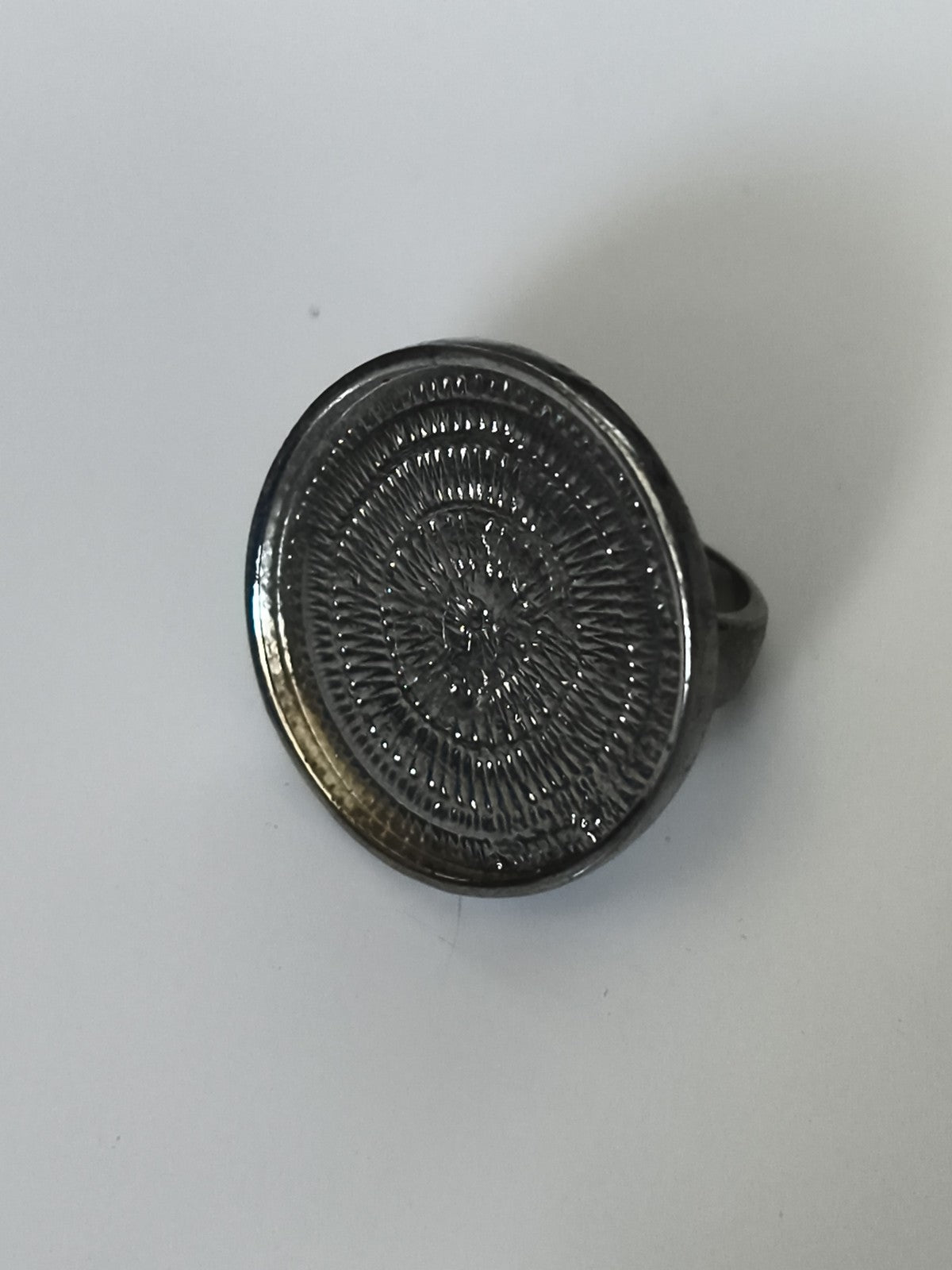 Bague vintage large motif circulaire noir argenté taille 54 anneau rétro