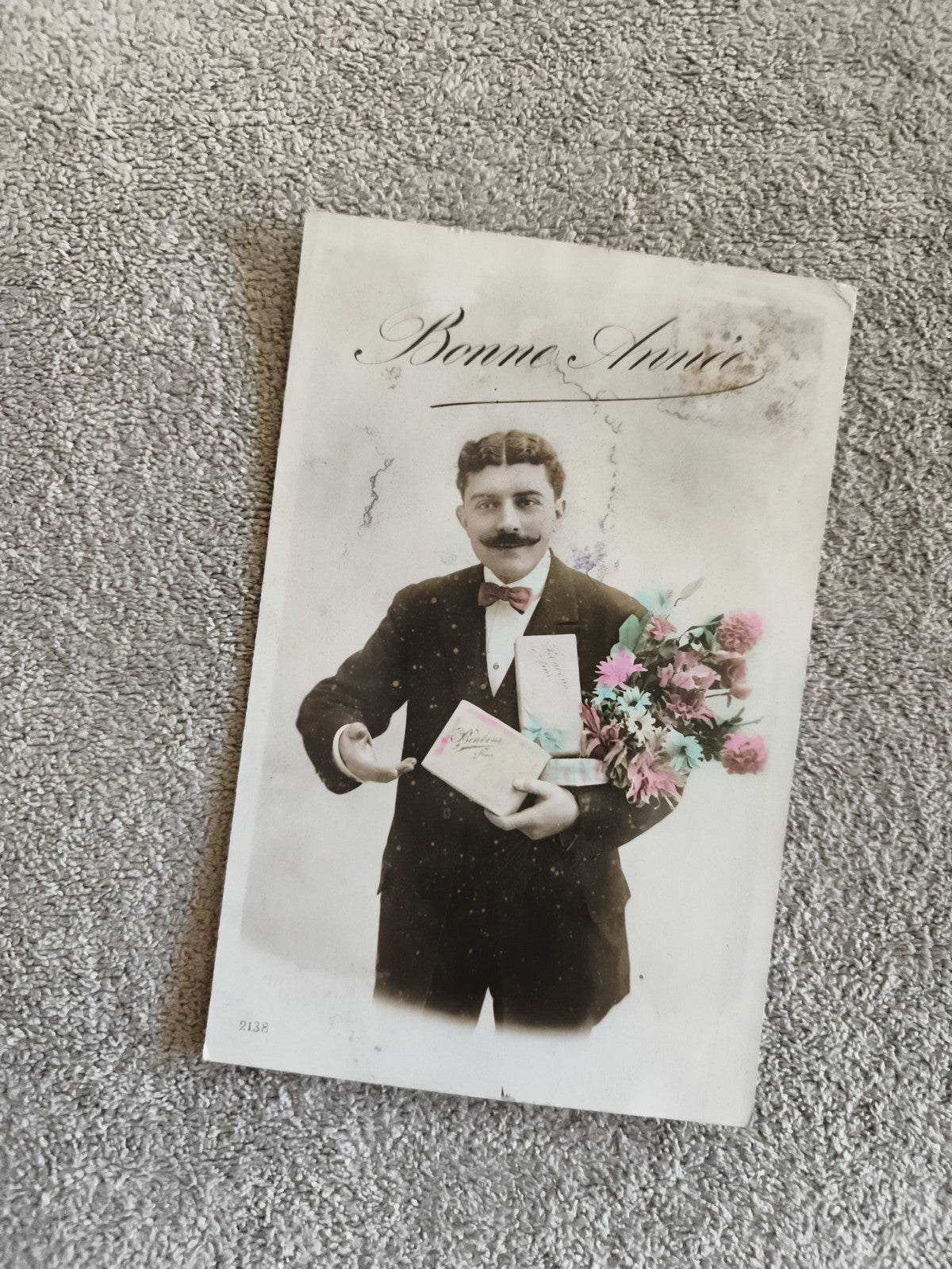 Carte postale ancienne Bonne Année homme bouquet fleurs CPA