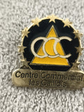 Pin’s vintage Centre Commercial les Caillols logo triangle noir jaune (Ref 4)