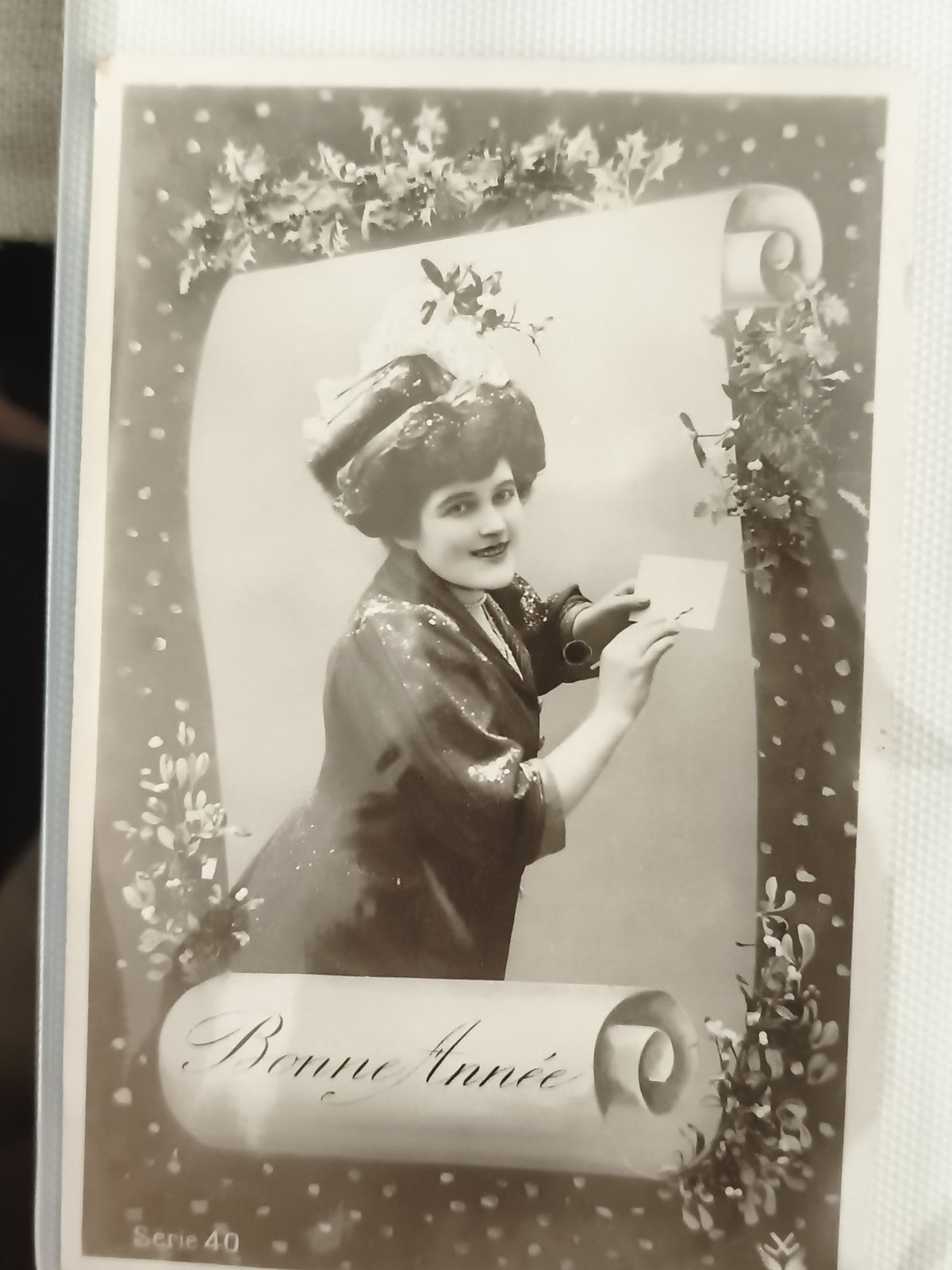 Carte postale ancienne Bonne Année, photo femme chapeau, début XXe, CPA rétro