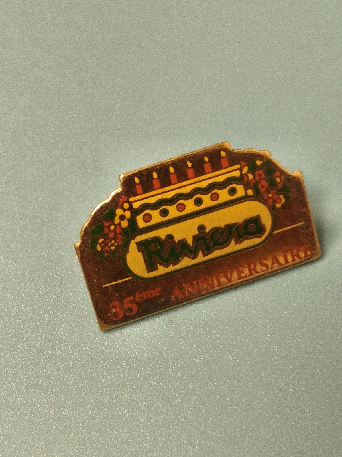 Pin's vintage Riviera 35e anniversaire gâteau émaillé collection rétro (Ref 15)