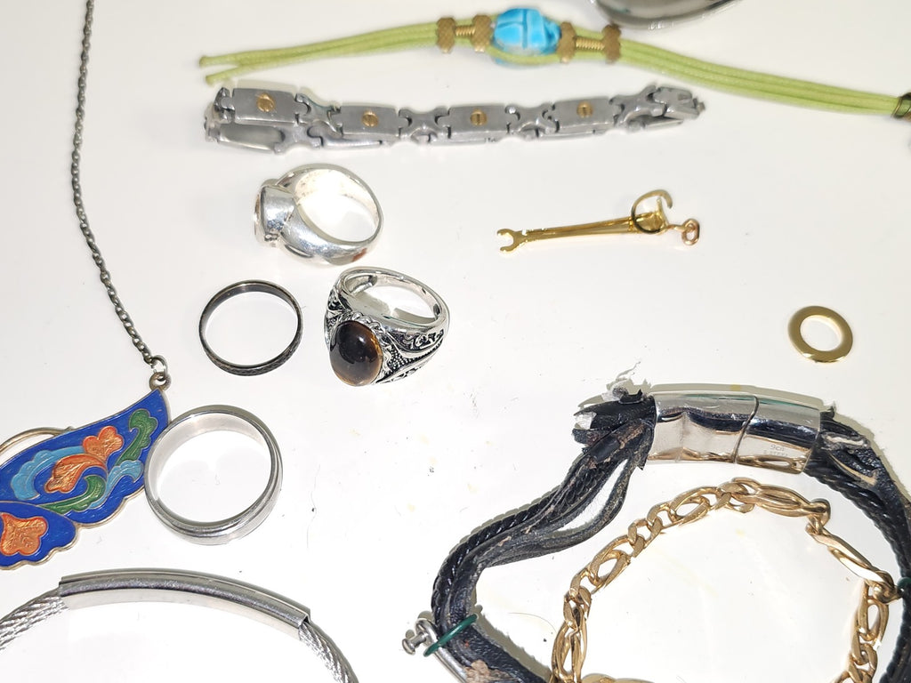 Lot bijoux fantaisie à trier, accessoires divers, parures, bijoux en vrac occasi