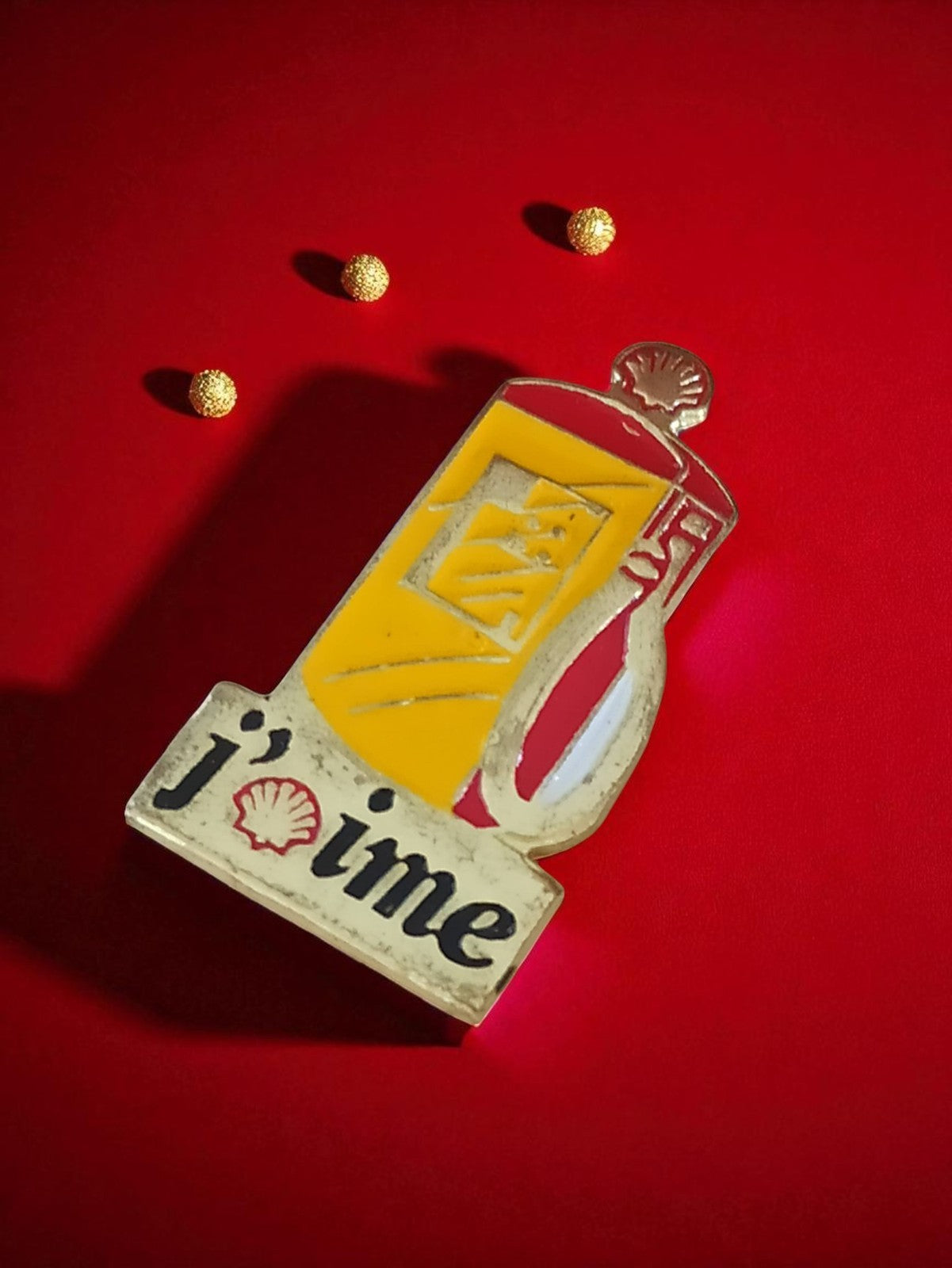Pin's publicitaire Shell vintage édition limitée jaune rouge logo