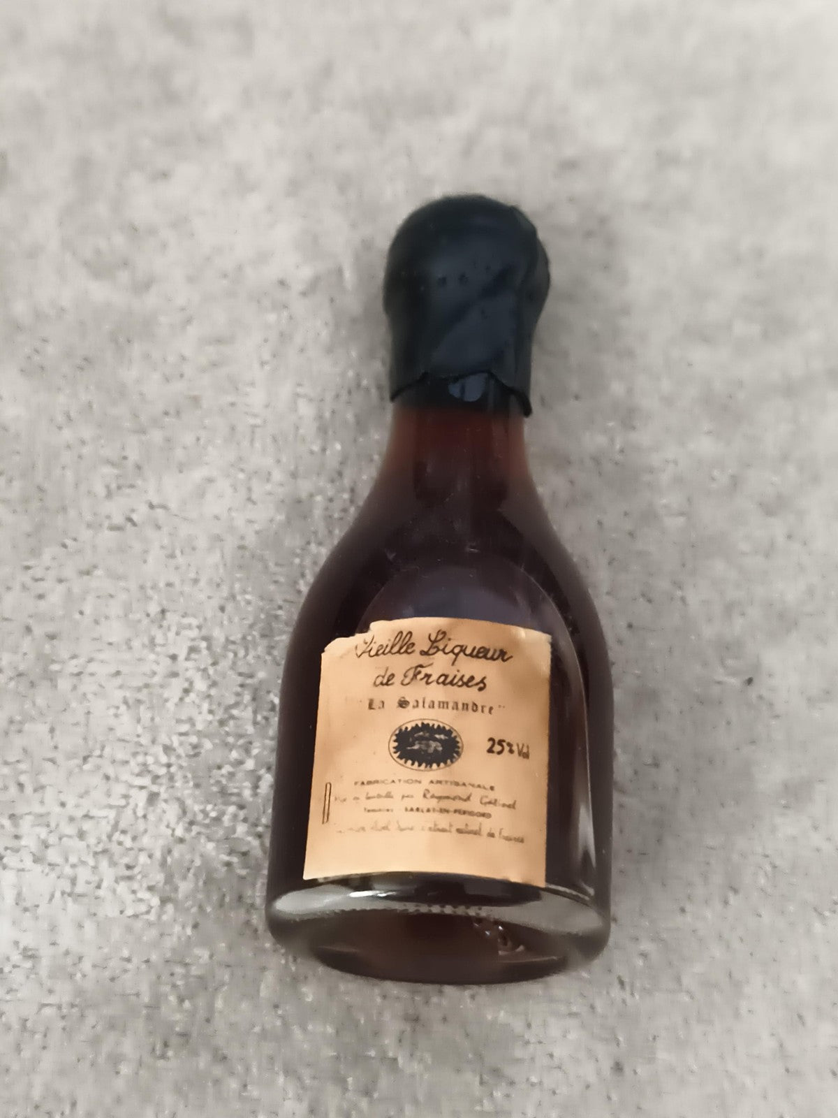 Mini bouteille liqueur fraise La Salamandre 25% vol étiquette artisanale
