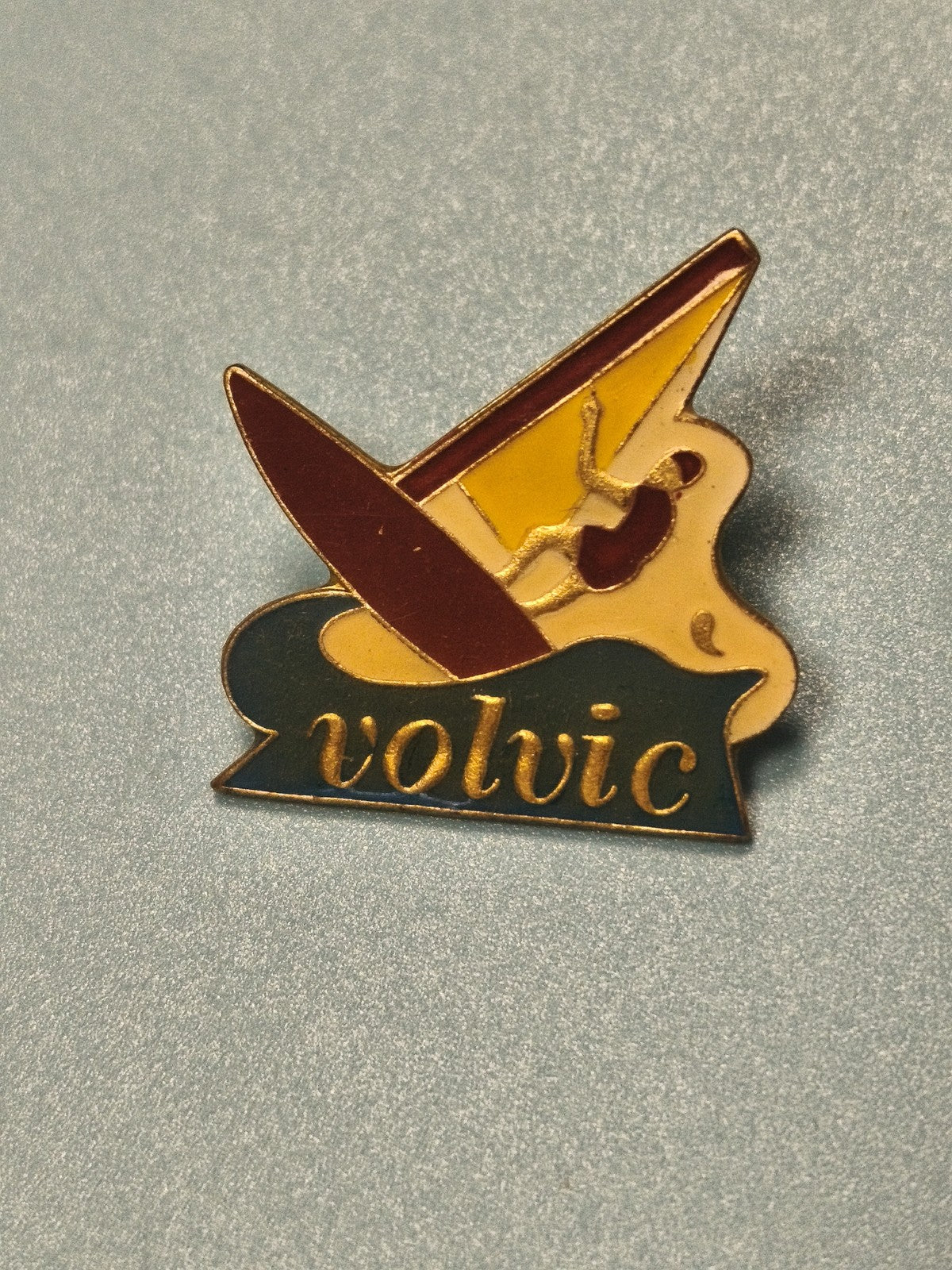 Vintage pin's Volvic planche à voile émaillé collection sport rétro