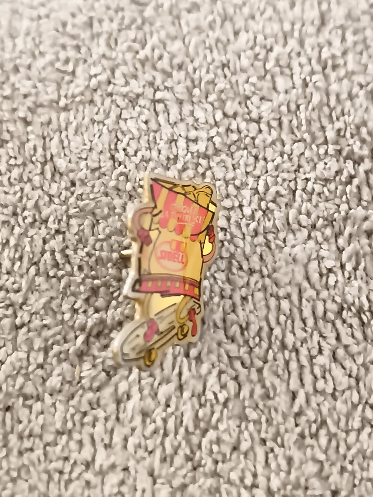 Pin's vintage SOREL skateur jaune rouge, badge ancien skateboard (Ref 3)