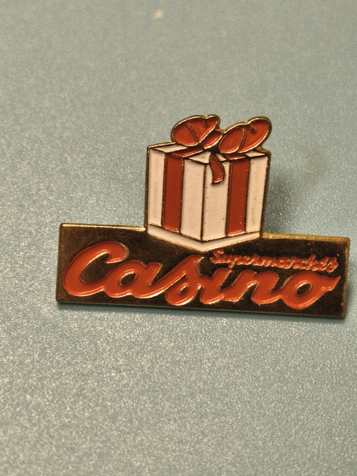 Pin's vintage Casino cadeau Supermarchés, collection publicitaire rétro