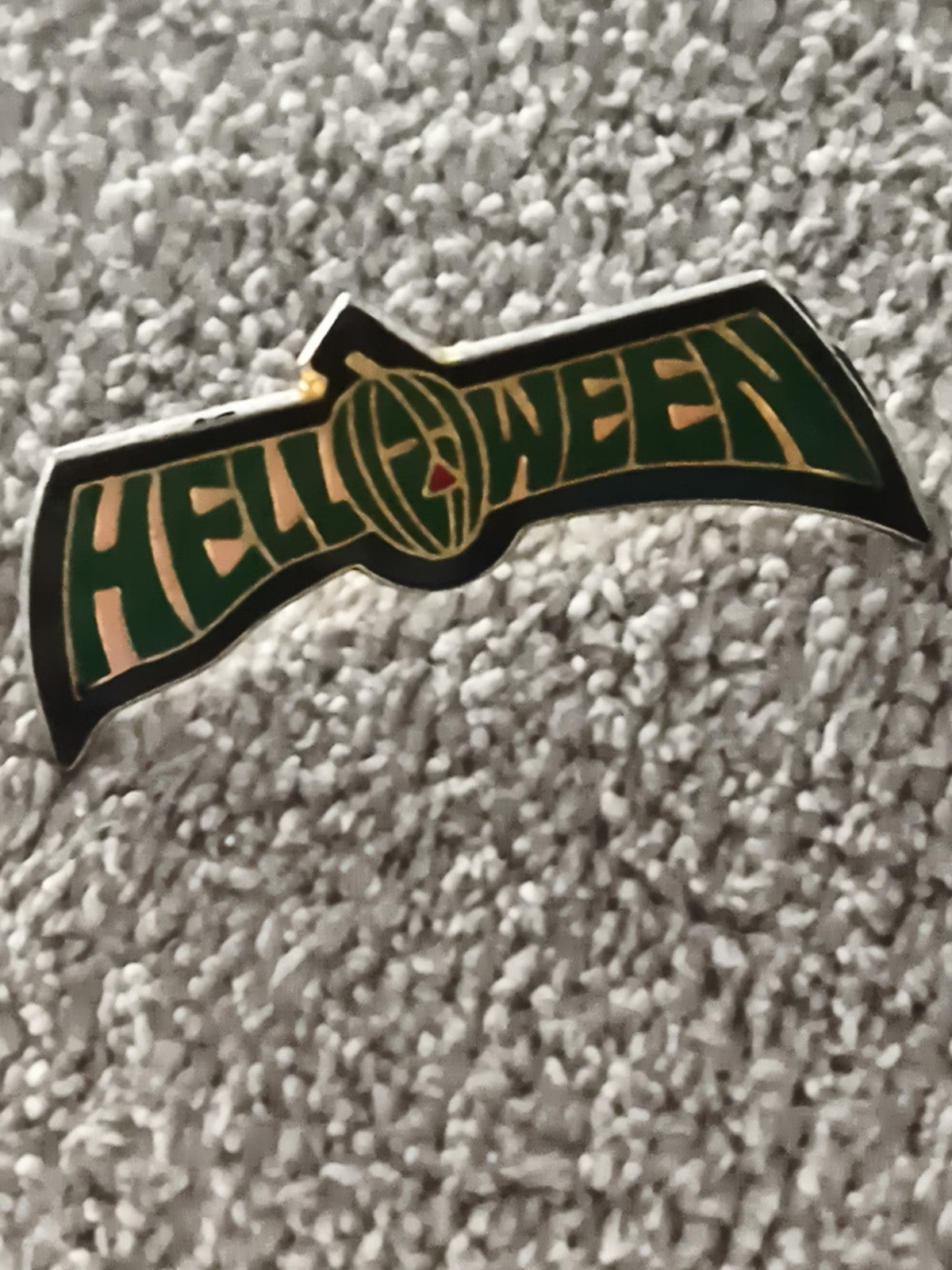 Pin's Helloween logo vert métal émaillé badge rock métal (Ref 20)
