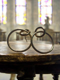 Boucles d’oreilles anciennes plaquées or anneaux entrelacés vintage rétro