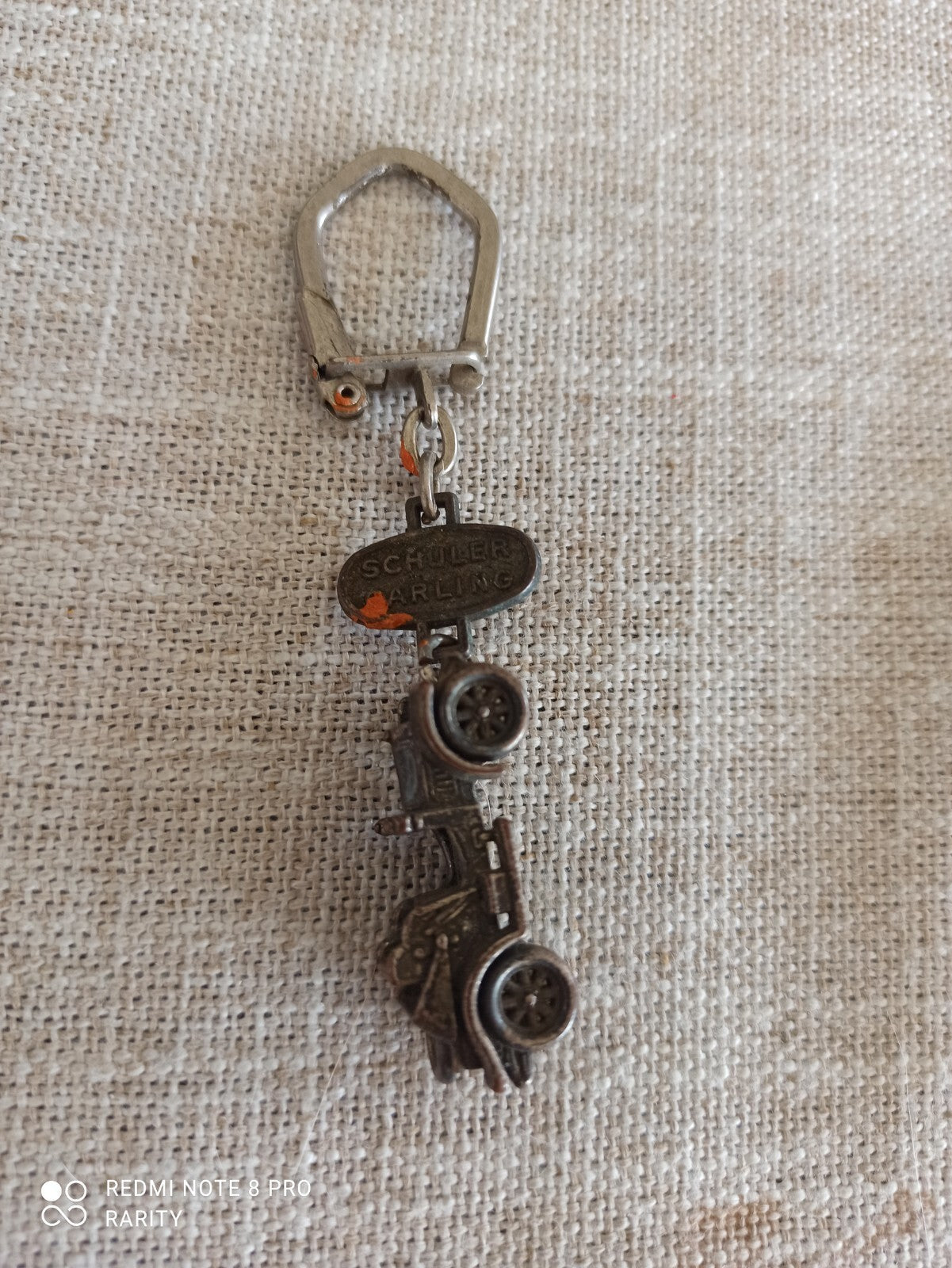 Porte-clés vintage voiture ancienne SCHULER DARLING métal, garage Total