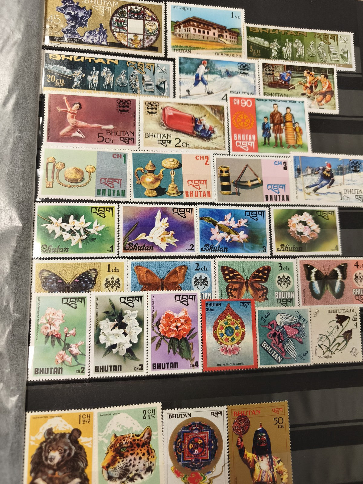 Lot timbres BHOUTAN thèmes fleurs animaux sports papillons couleurs variées