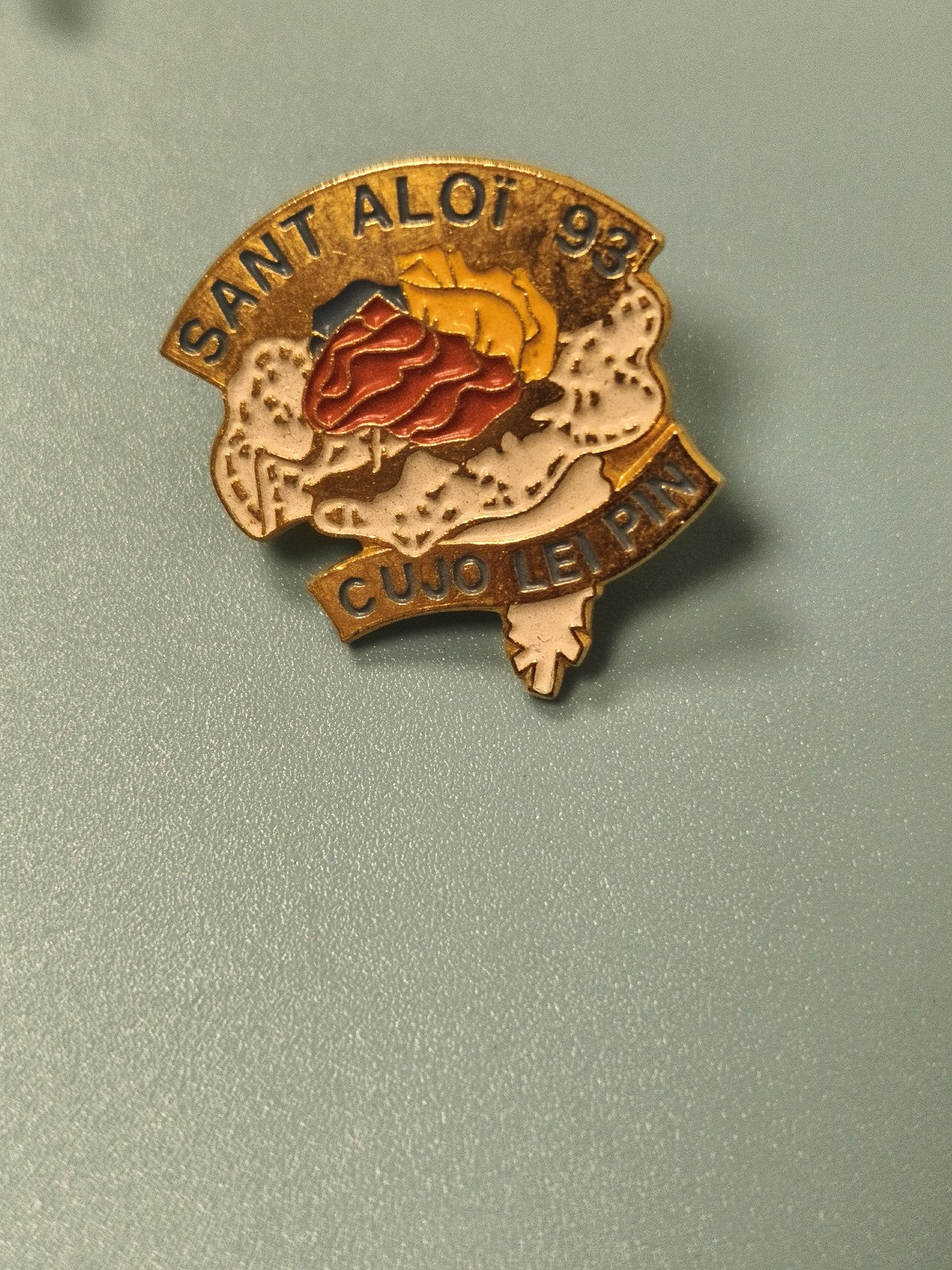 Vintage pin's Sant Aloi 93 Cujo Le Pin ? badge ancien émaillé collection