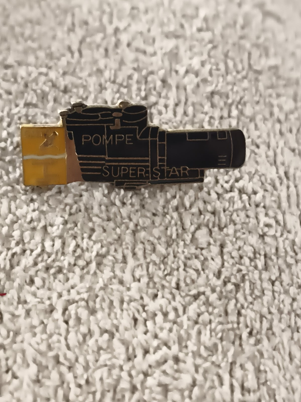 Pin's vintage POMPE SUPER STAR locomotive noir doré ancien (Ref 7)