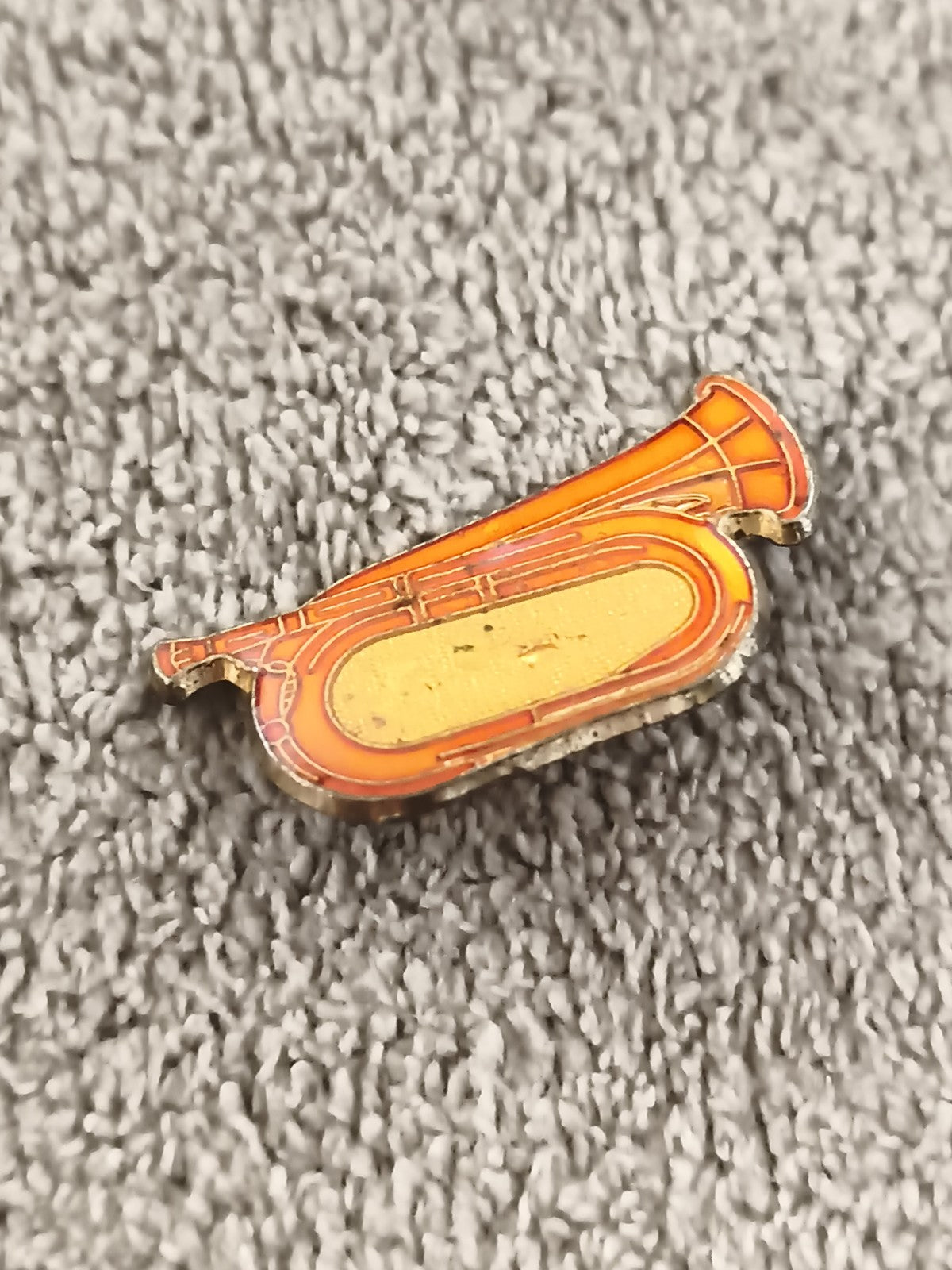 Pin's vintage instrument cuivre tuba orange émaillé badge musique (Ref 3)