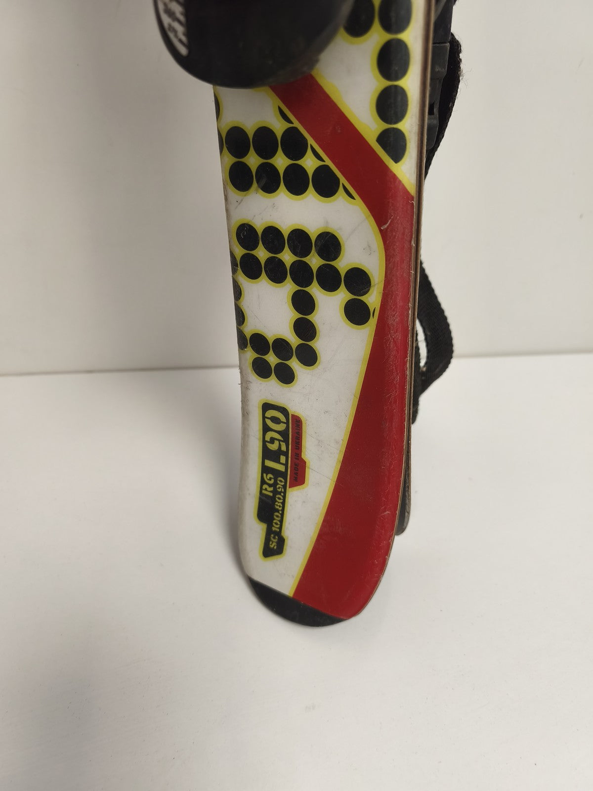 Mini ski Salomon Snowblade rouge jaune patinette fixation polyvalente