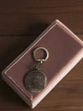 Porte-clés ancien métal scène bibliothèque rétro vintage accessoire déco