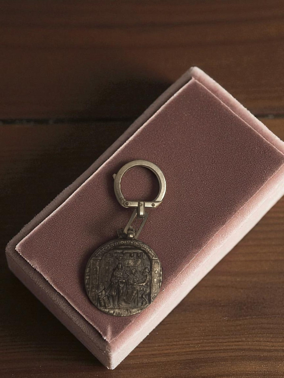 Porte-clés ancien métal scène bibliothèque rétro vintage accessoire déco
