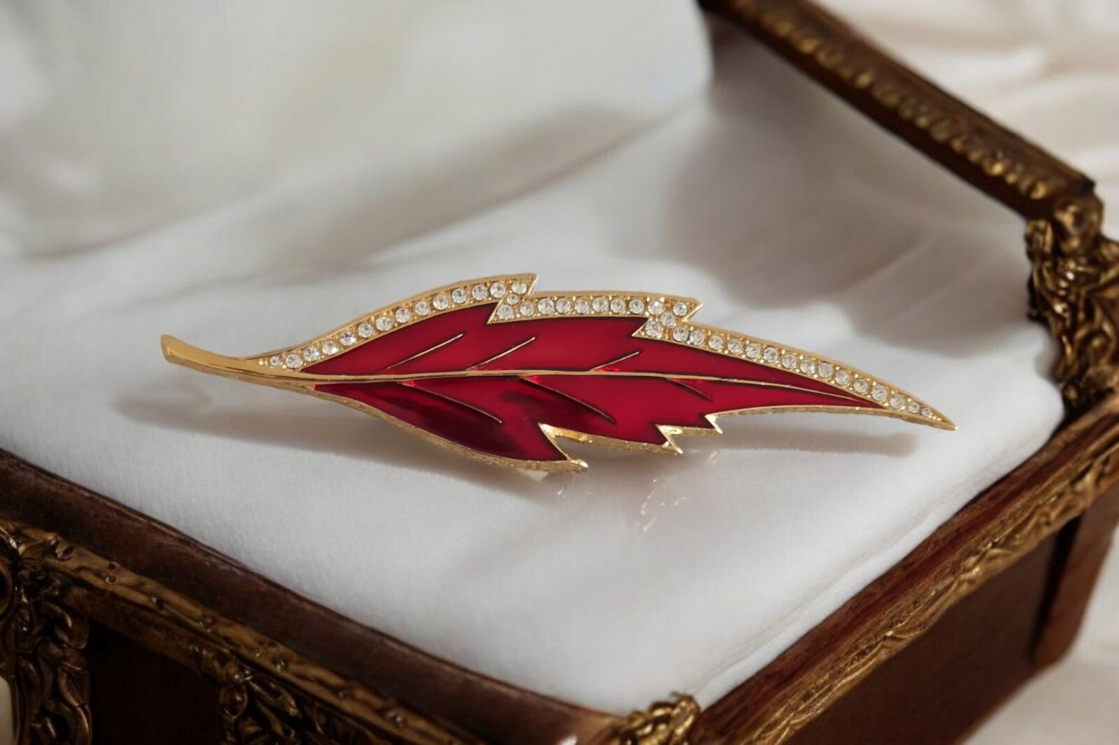 Broche feuille vintage japonaise rouge émaillée strass dorés, bijou rétro