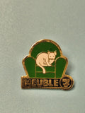 Pin's vintage Meuble 7 chat sur canapé vert, badge ancien collection déco
