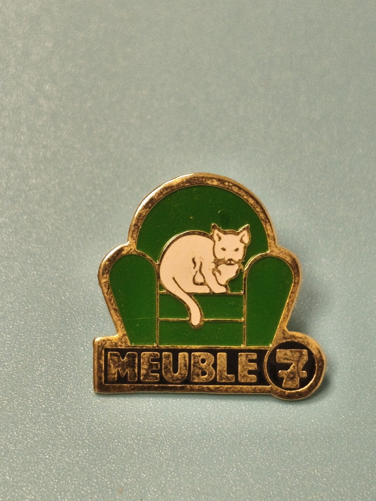 Pin's vintage Meuble 7 chat sur canapé vert, badge ancien collection déco