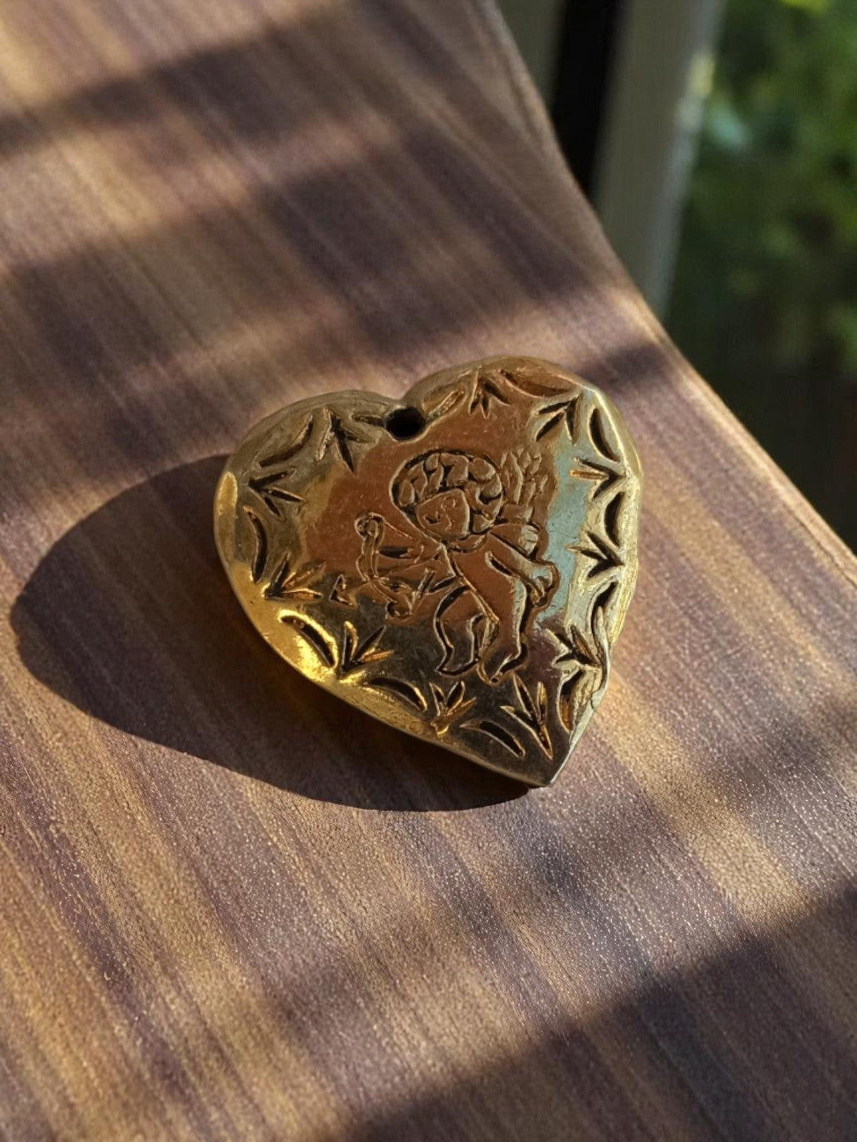 Pendentif cœur vintage métal doré Cupidon années 50 gravé rétro bijou