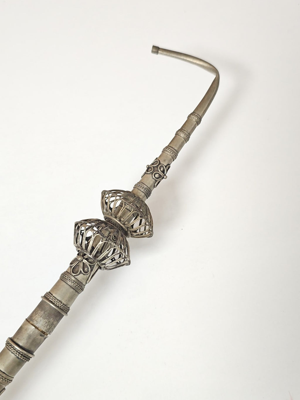 Pipe ancienne vintage en métal sculpté, marque Ancienne, collection fumeur rétro