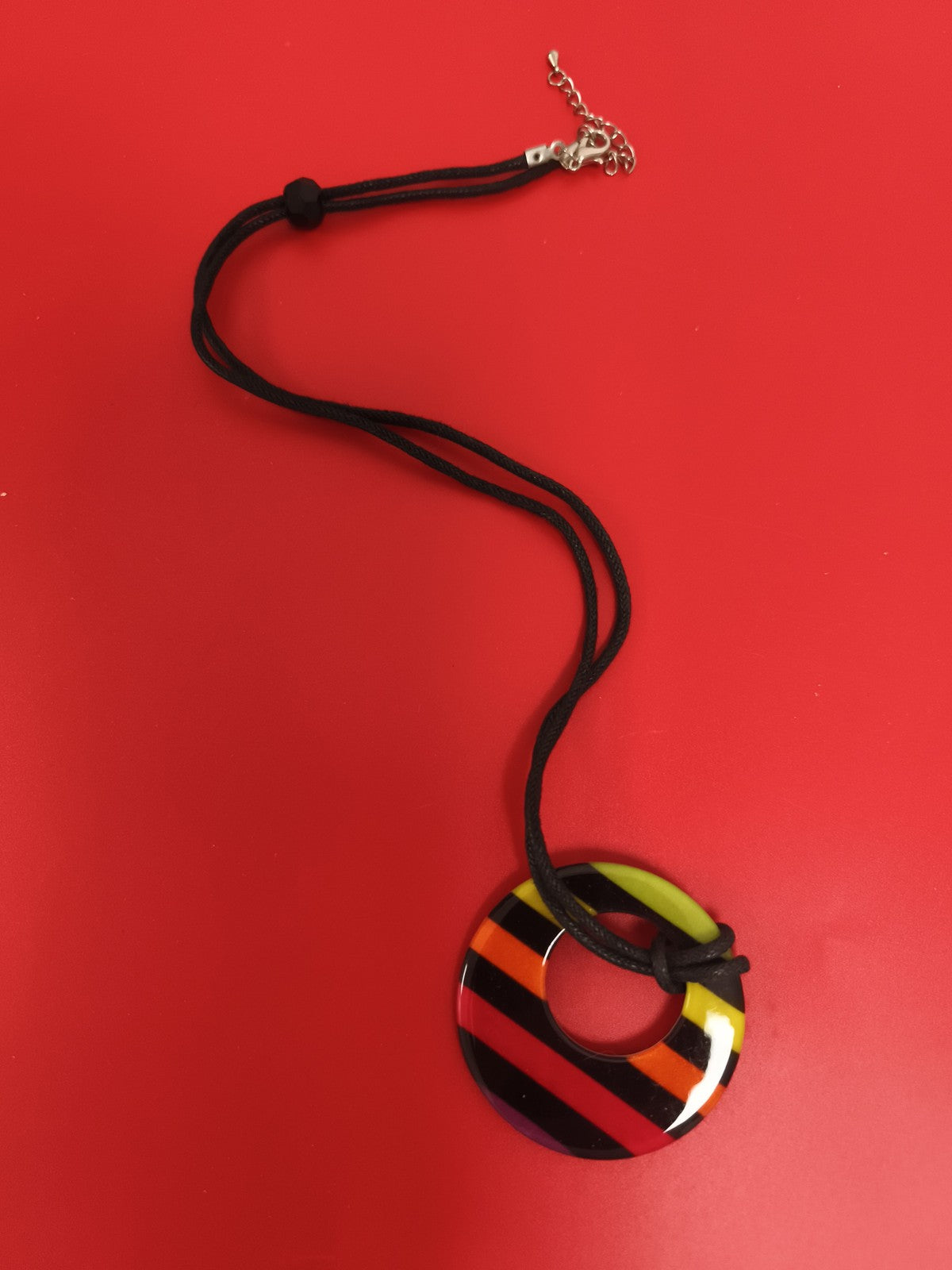 Collier vintage pendentif rond rayé noir rouge orange deadstock années 80