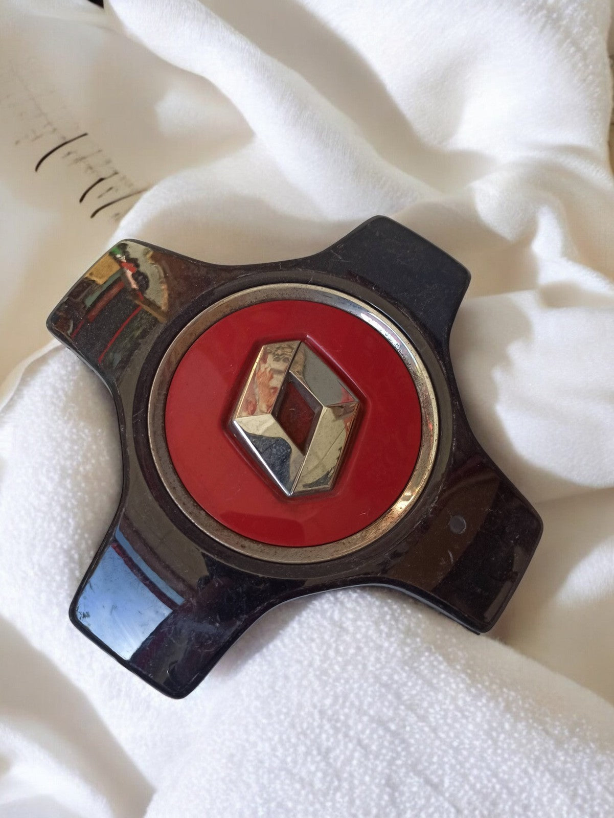 Enjoliveur ancien Renault rouge noir logo losange rétro cabochon auto vintage