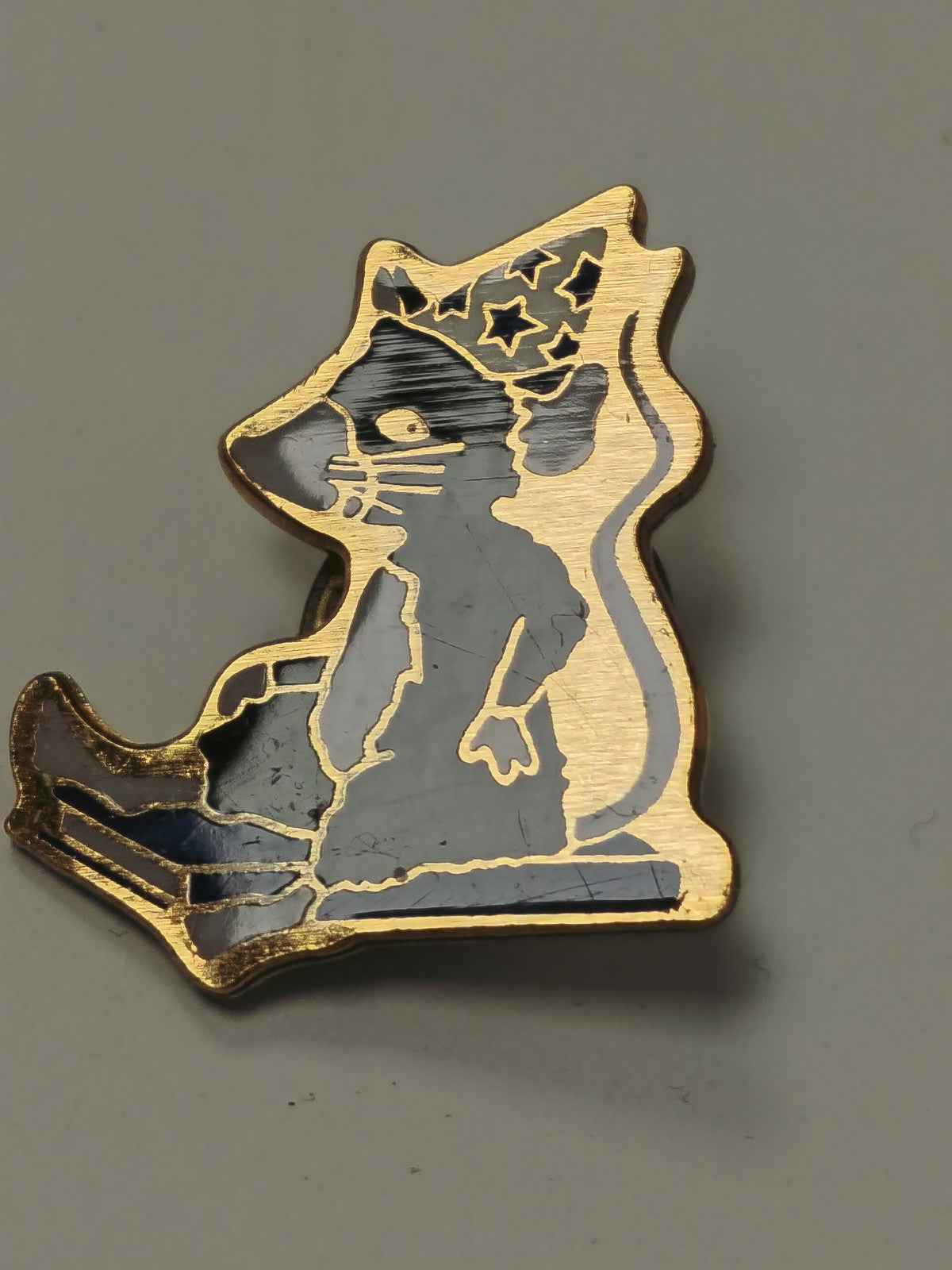 Pin's rétro ancien, badge collection vintage, accessoire original années 80 90