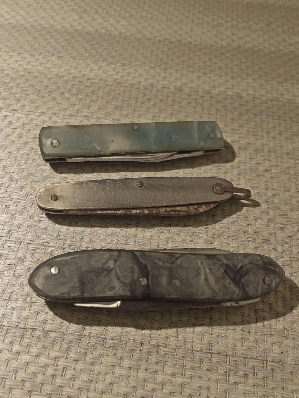 Couteaux suisses anciens vintage lot de 3 années 70 manche marbré collection