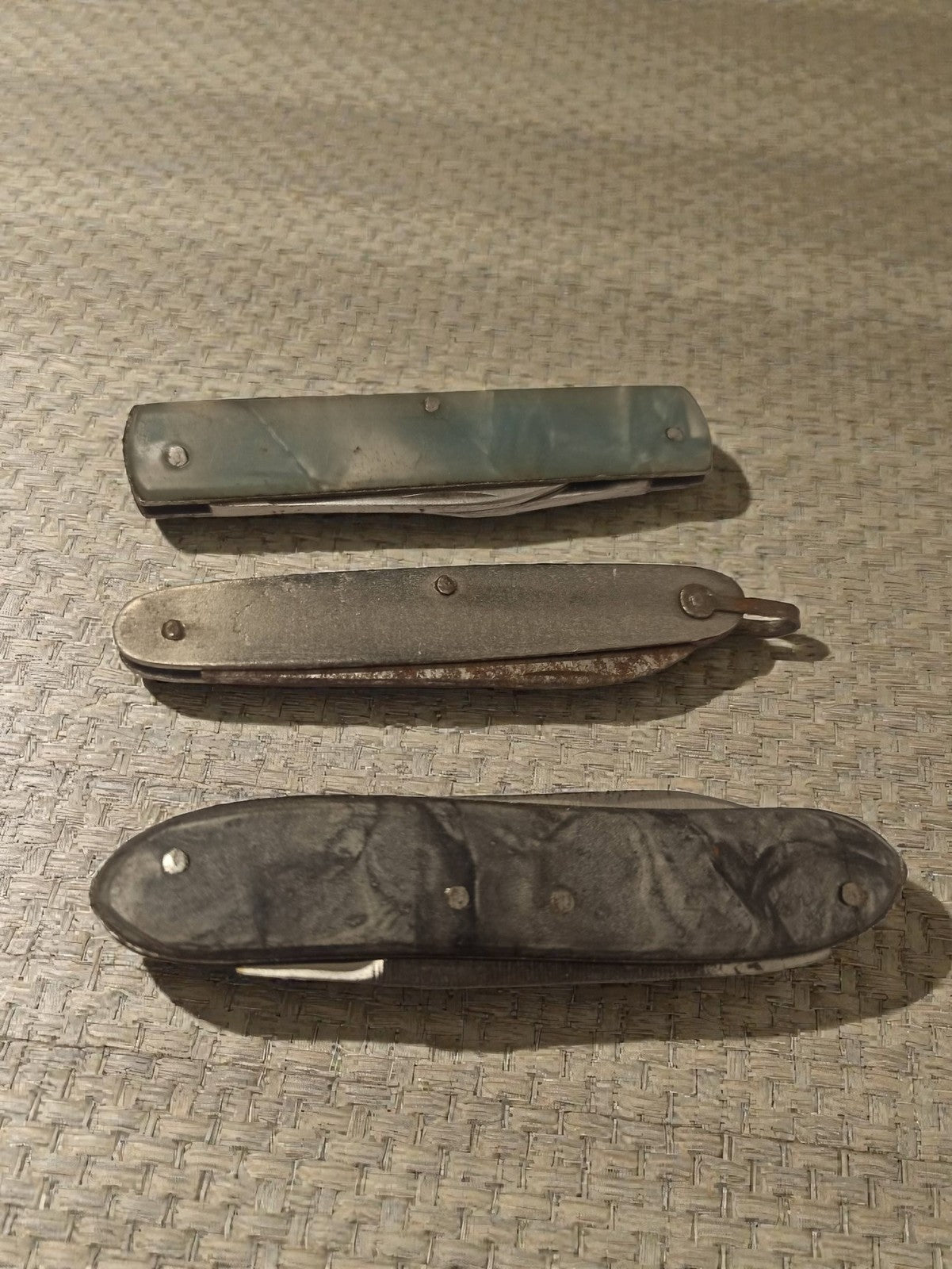 Couteaux suisses anciens vintage lot de 3 années 70 manche marbré collection