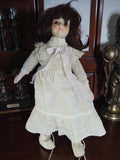 Poupée ancienne porcelaine, robe dentelle blanche, vintage rétro déco