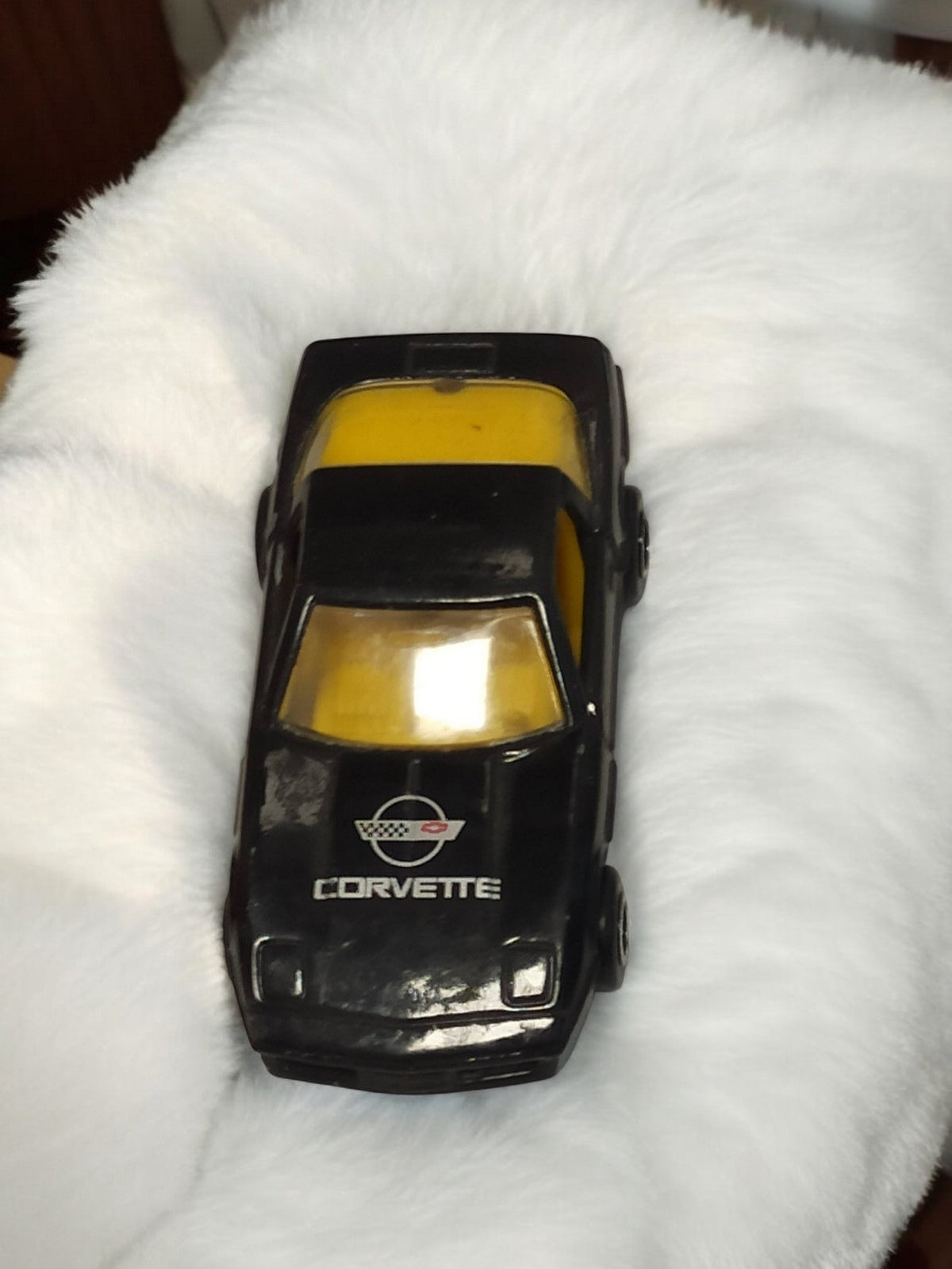 Voiture miniature Corvette noire vintage, toit jaune, rétro années 80