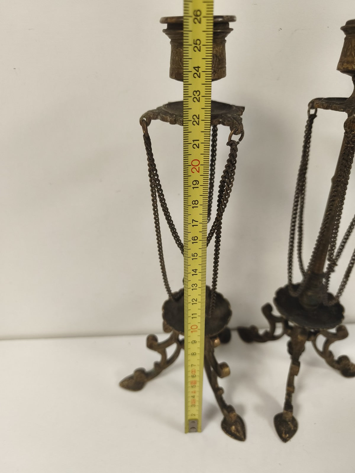 Paire de chandeliers en bronze XIXe, chaînettes et plateaux festonnés