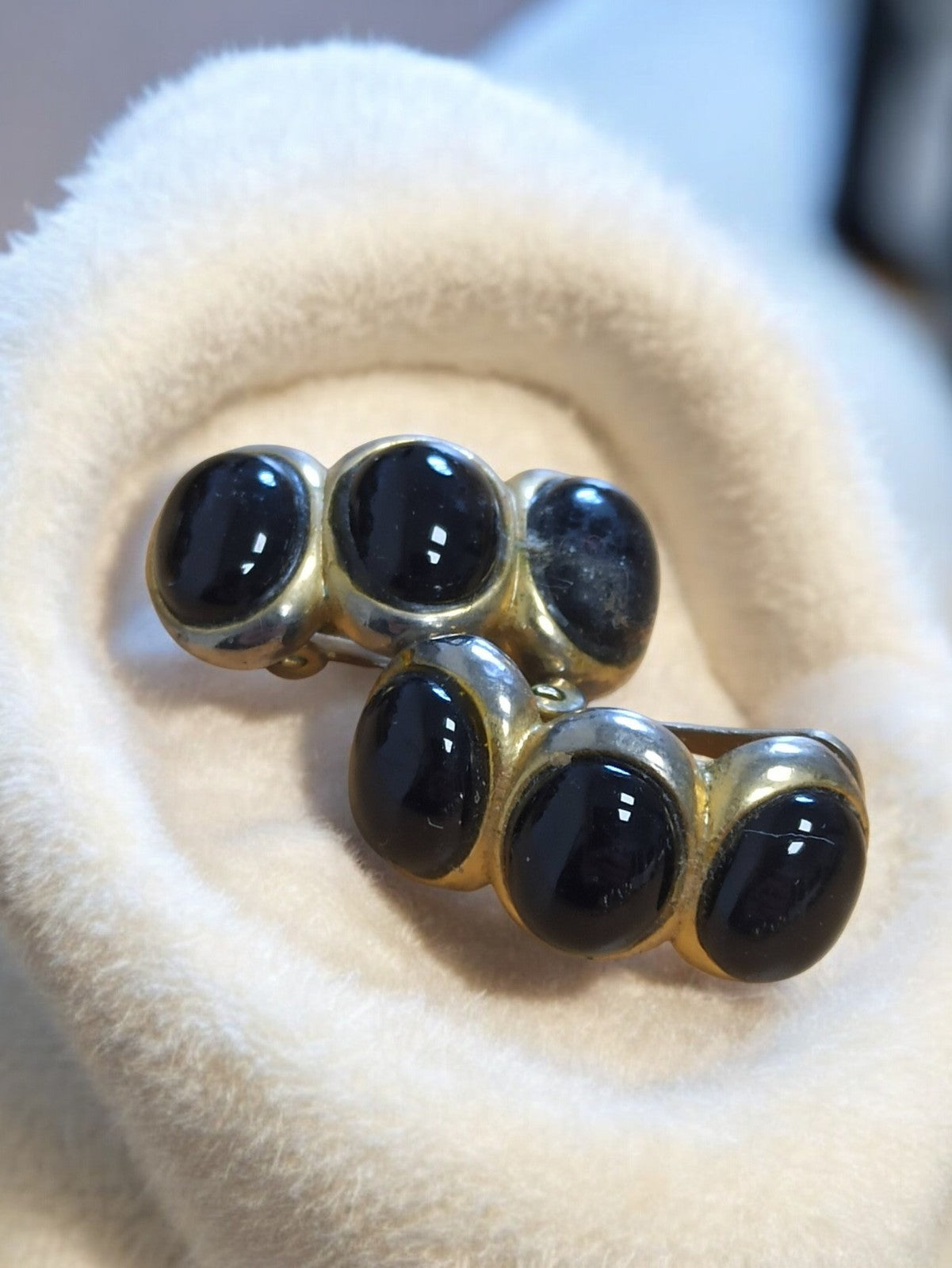 Paire boucles d?oreilles vintage rétro cabochons noirs aspect doré clip