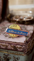Pin's vintage La Blanche Porte bleu doré rétro – badge publicitaire ancien mode