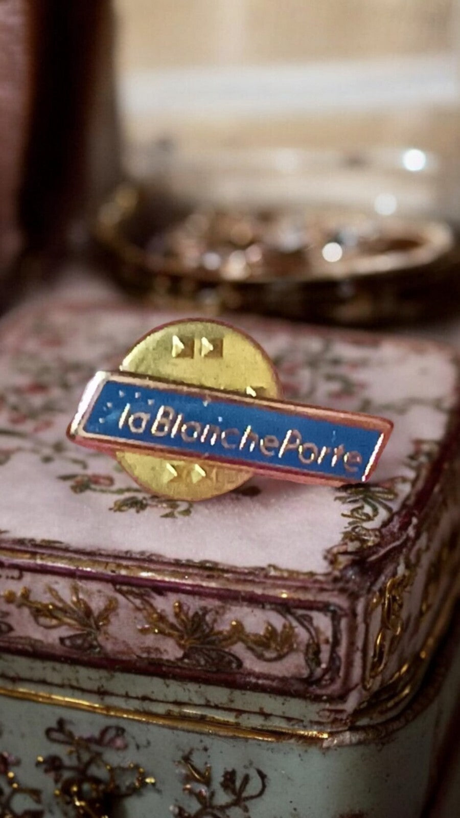 Pin's vintage La Blanche Porte bleu doré rétro – badge publicitaire ancien mode