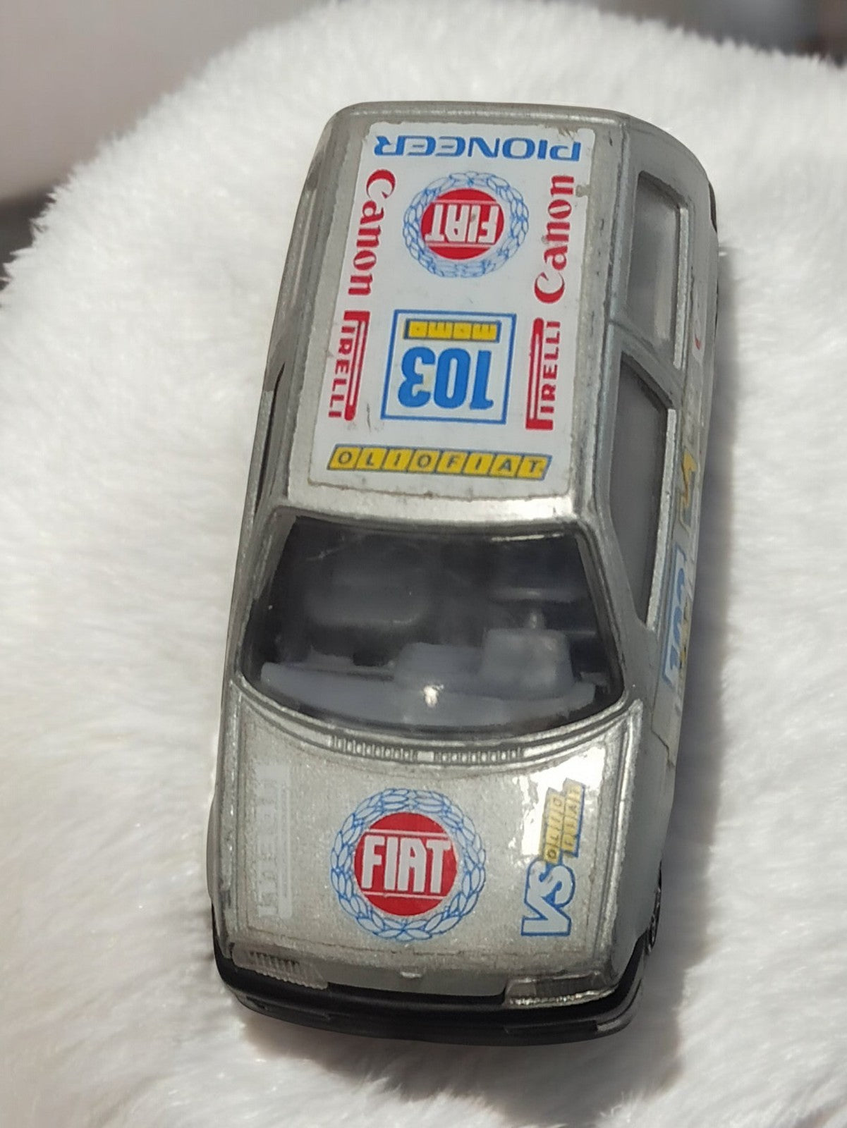 Voiture miniature Fiat rallye vintage décorée sponsors, ancienne auto rétro