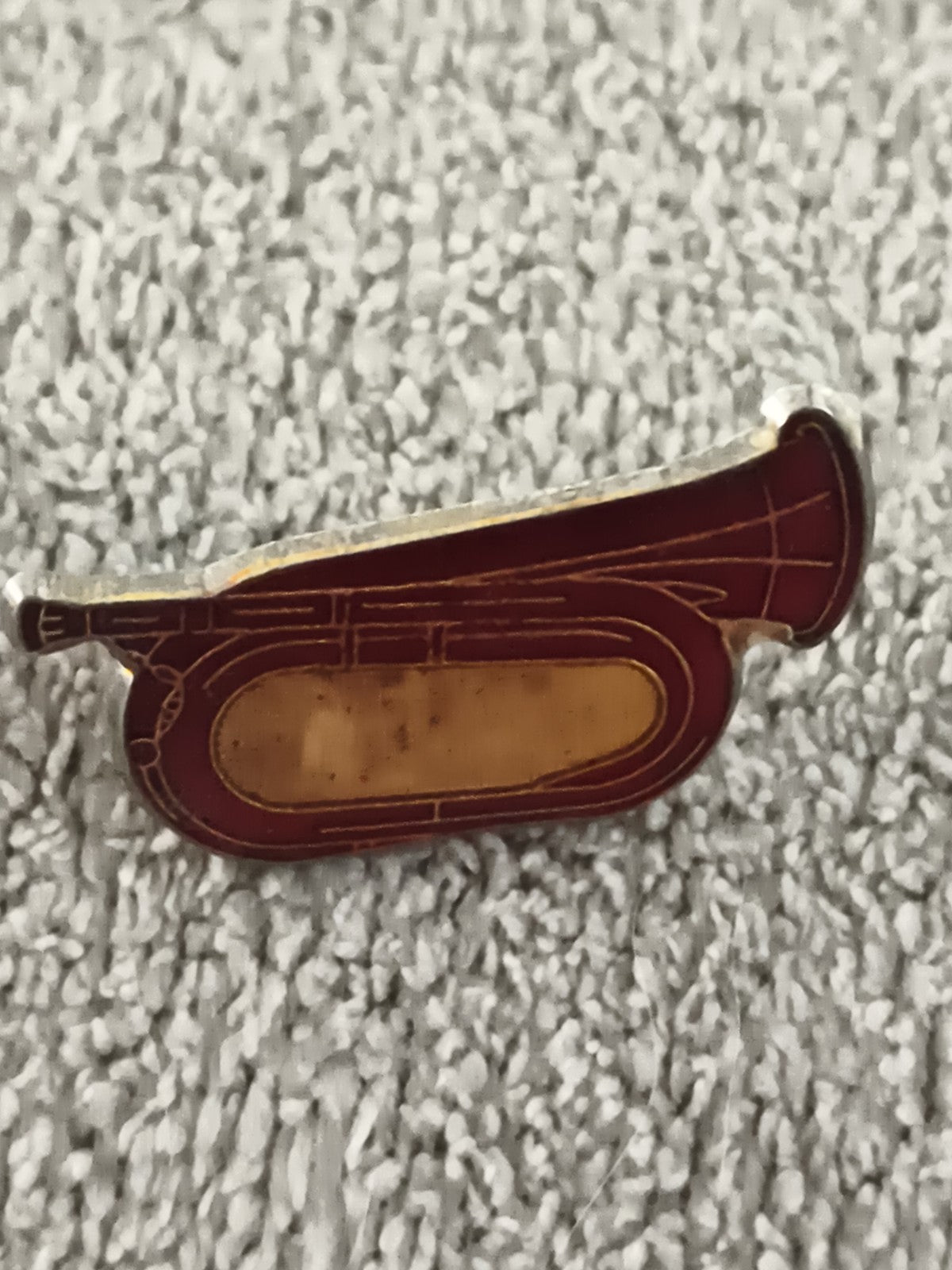 Pin's vintage tuba rouge doré, badge instrument musique (Ref 9)