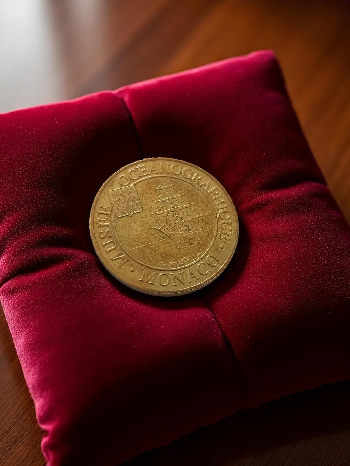 Médaille ancienne Musée Océanographique Monaco dorée souvenir vintage rare