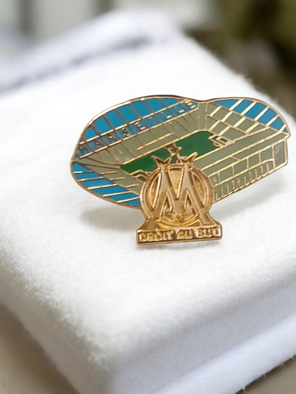 Pin's vintage Olympique de Marseille OM stade badge ancien football