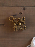 Pendentif vintage carré style années 50 métal doré motif cœur rétro