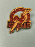 Pin's vintage Quelle pin-up rouge doré, collection rétro années 90 (Ref 4)