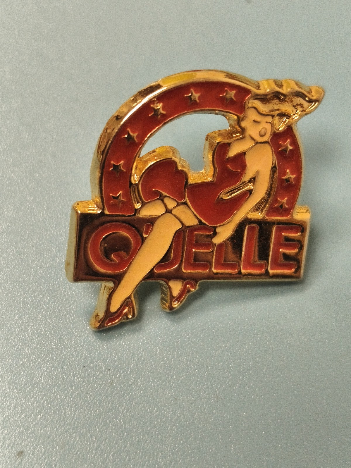 Pin's vintage Quelle pin-up rouge doré, collection rétro années 90 (Ref 4)