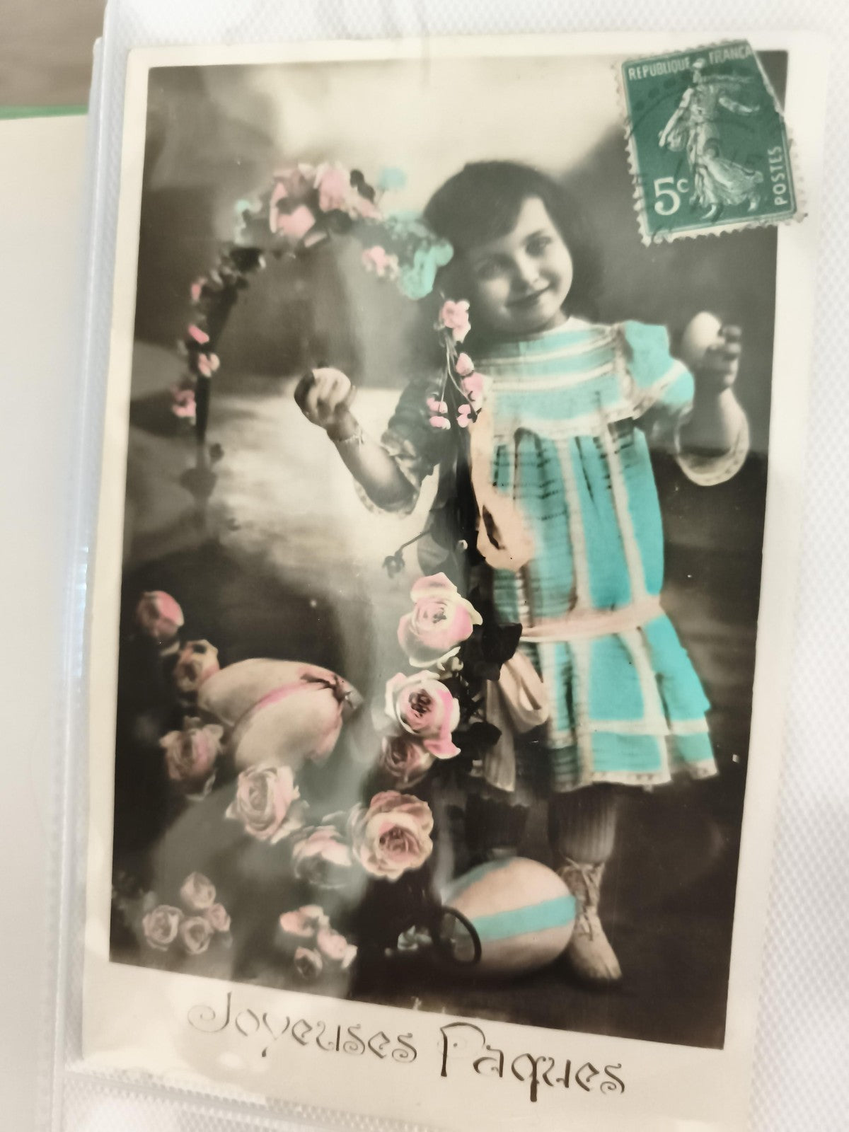 Carte postale ancienne Joyeuses Pâques fillette œufs fleurs colorisées CPA