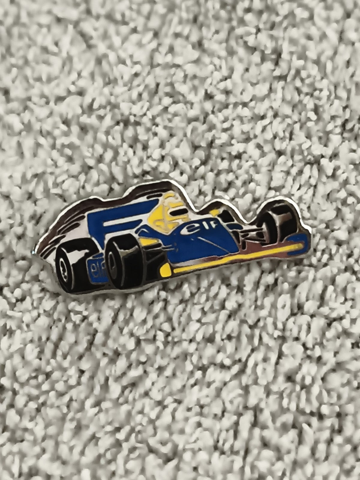 Pin’s vintage Formule 1 Elf bleu jaune, voiture F1 rétro sport auto (Ref 3)