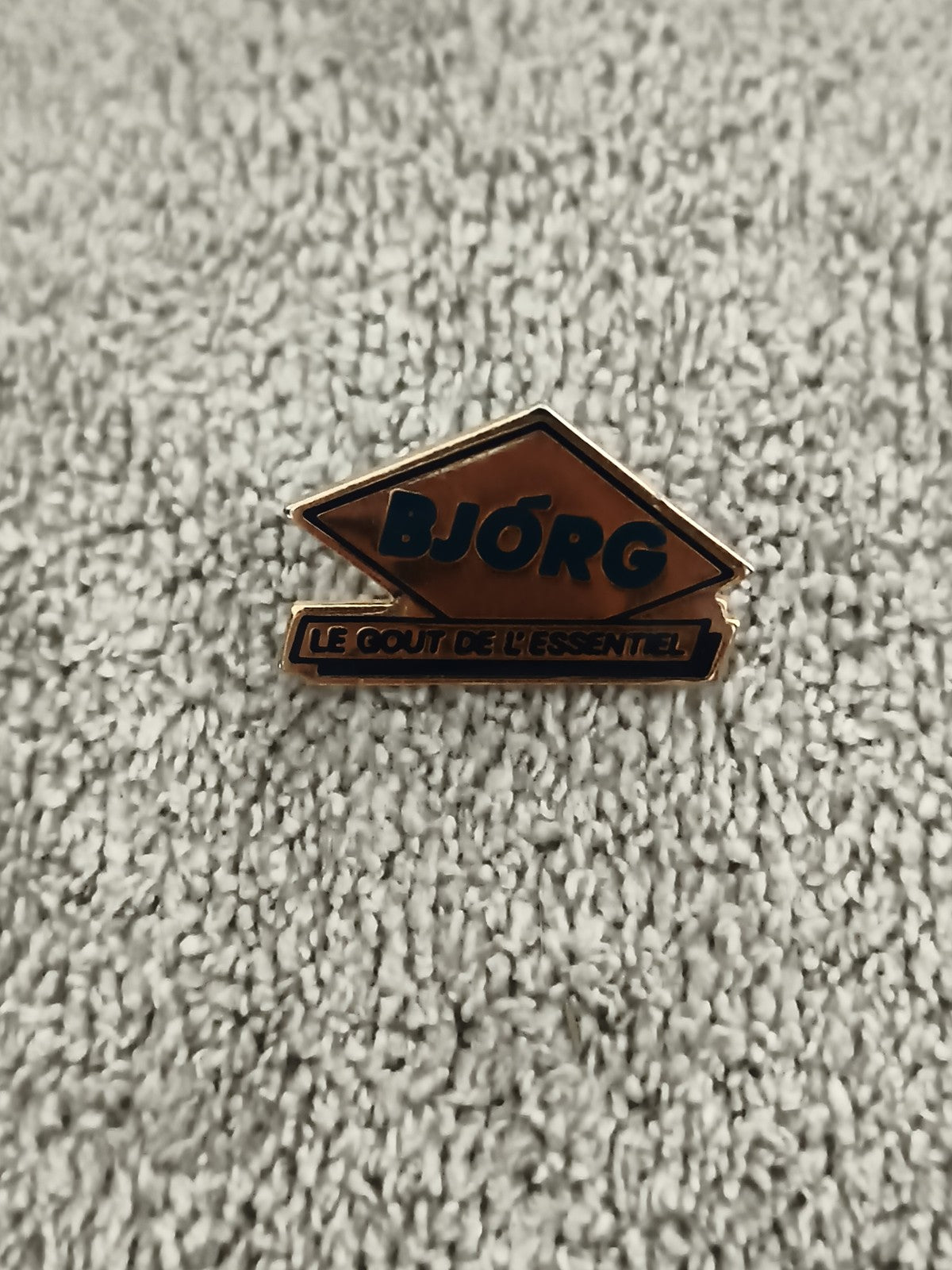 Pin's vintage BJÖRG logo, le goût de l'essentiel, badge publicitaire ancien