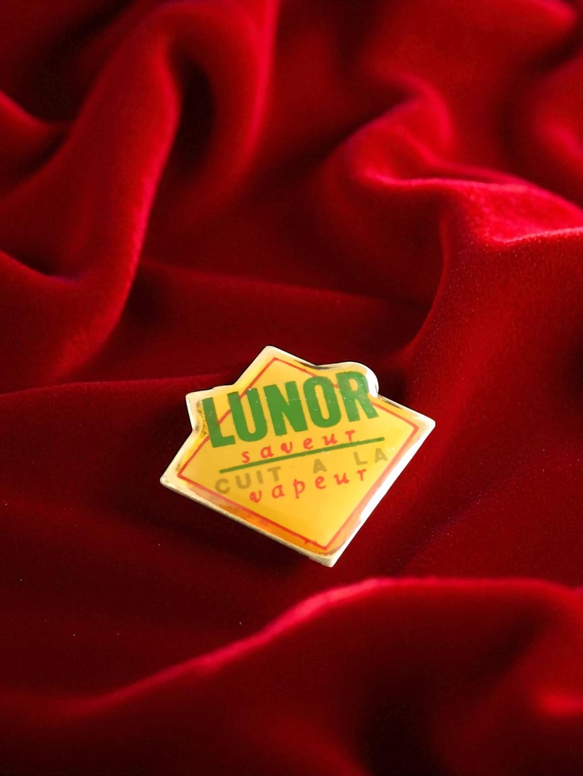 Pin's vintage Lunor jaune vert ? Publicitaire rétro rare accessoire badge